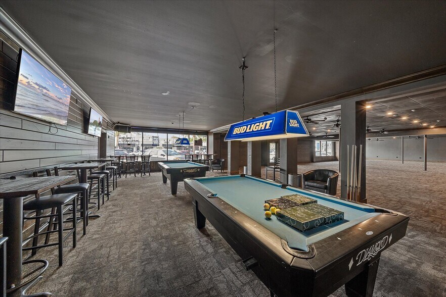 More Photos Of 6523 Gateway Ave, Sarasota Bar For Lease