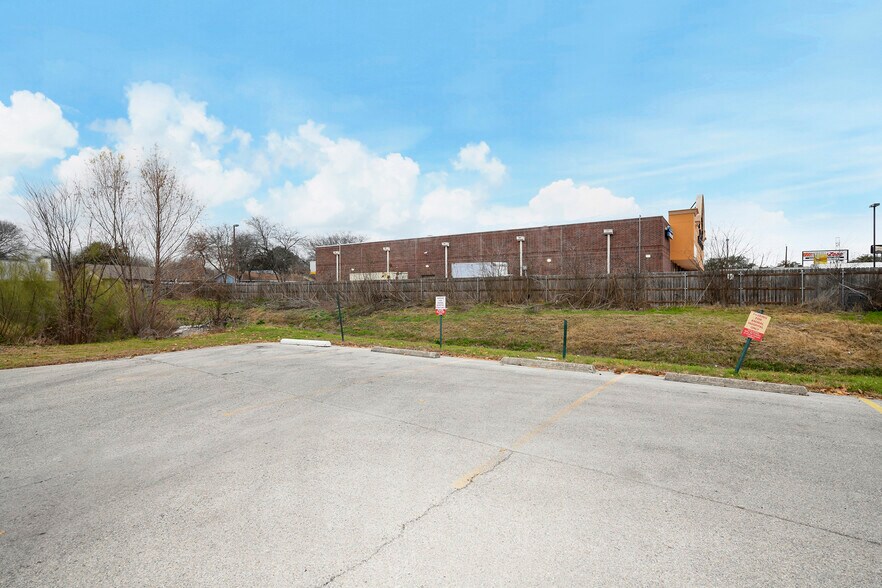 More Photos Of 13039 Nacogdoches Rd, San Antonio Veterinarian Kennel For Sale