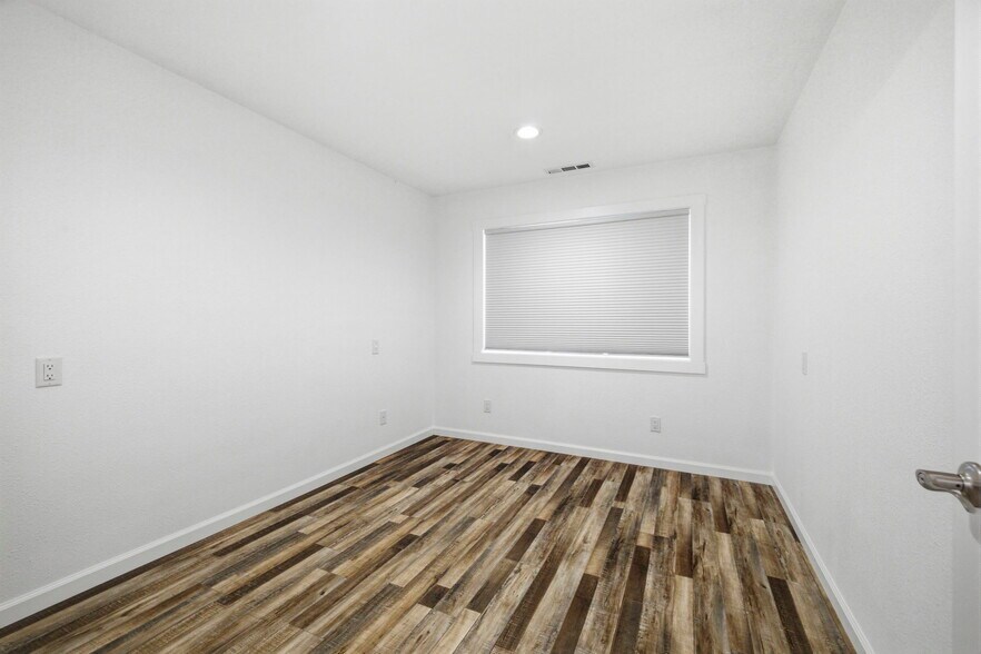 More Photos Of 19468 Village Dr, Sonora Office For Sale