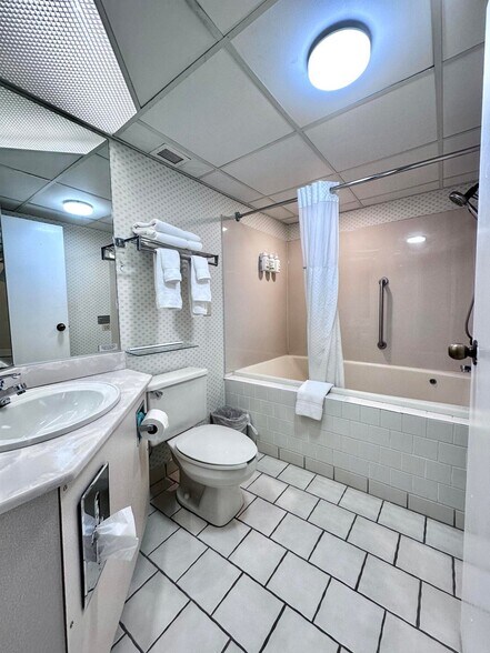 More Photos Of 2075 Highway 192 W, London Hotel For Sale