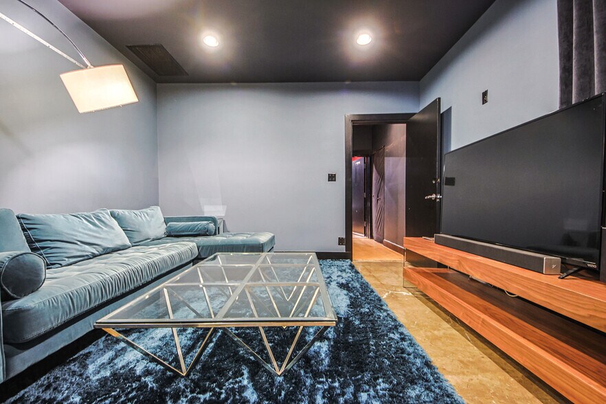 More Photos Of 10800 Ventura Blvd, Studio City Loft Creative Space For Lease