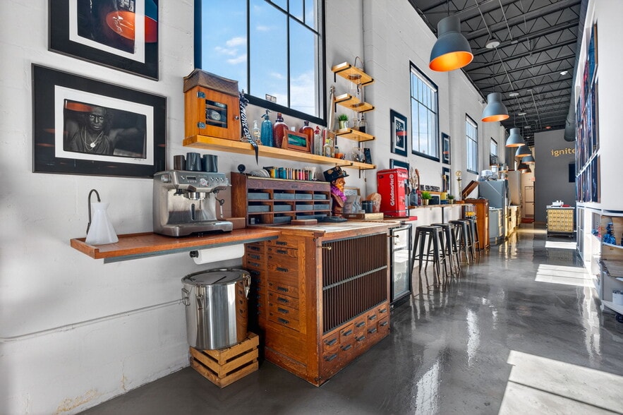 More Photos Of 2500 Emerson Ave S, Saint Petersburg Manufacturing For Sale