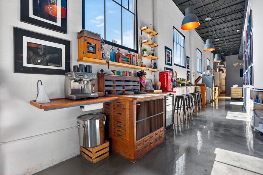 More Photos Of 2500 Emerson Ave S, Saint Petersburg Manufacturing For Sale