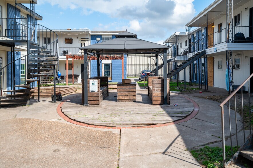 More Photos Of 122 E Crosstimbers St, Houston Apartments For Sale