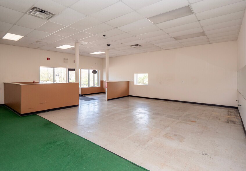 More Photos Of 250 S County Trl, Exeter Freestanding For Sale