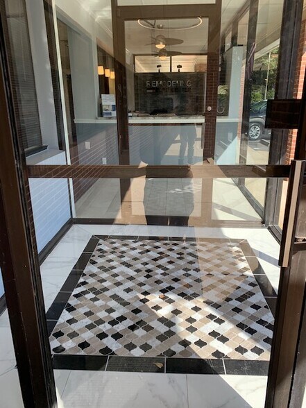 More Photos Of 48 King St, Roswell Freestanding For Lease