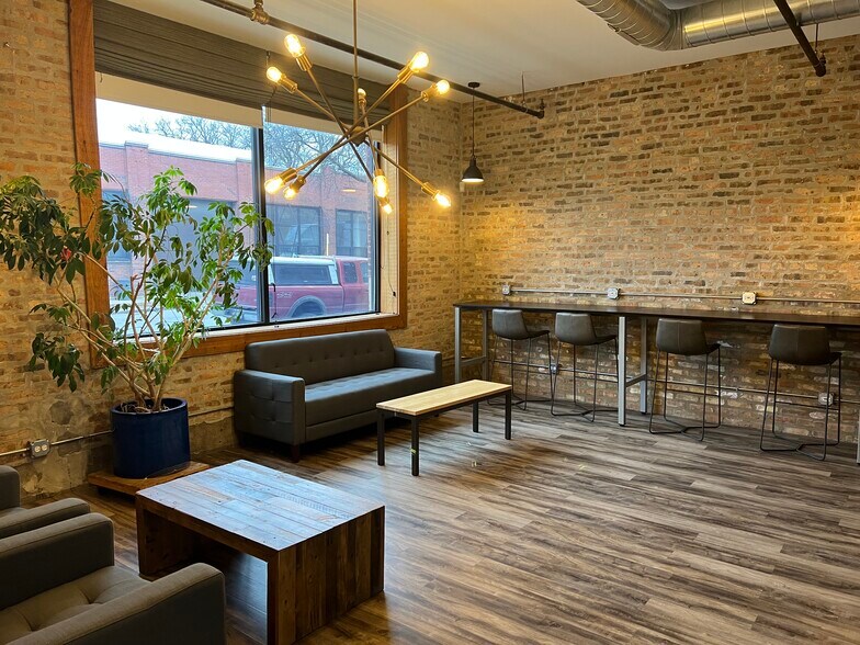 More Photos Of 2130-2140 W Fulton St, Chicago Flex For Lease