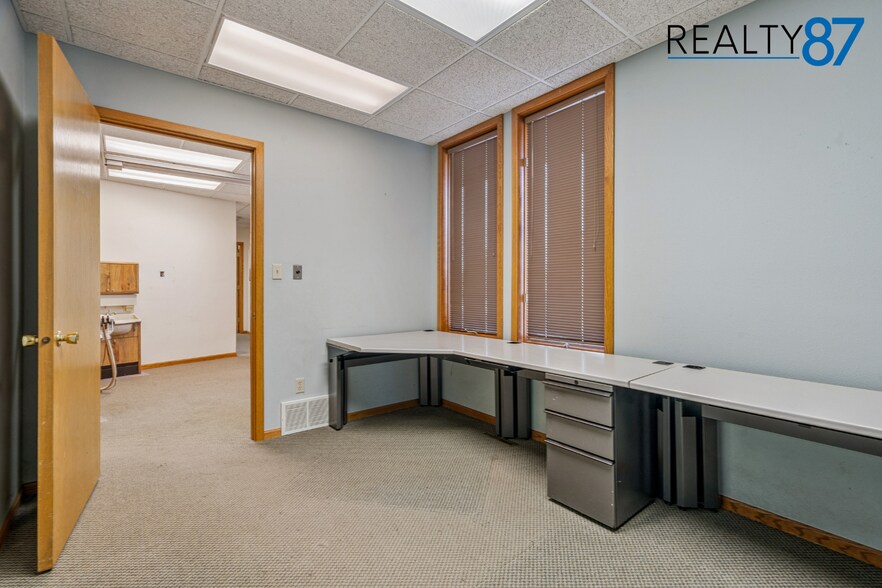 More Photos Of 3900 River Ridge Dr NE, Cedar Rapids Office For Lease