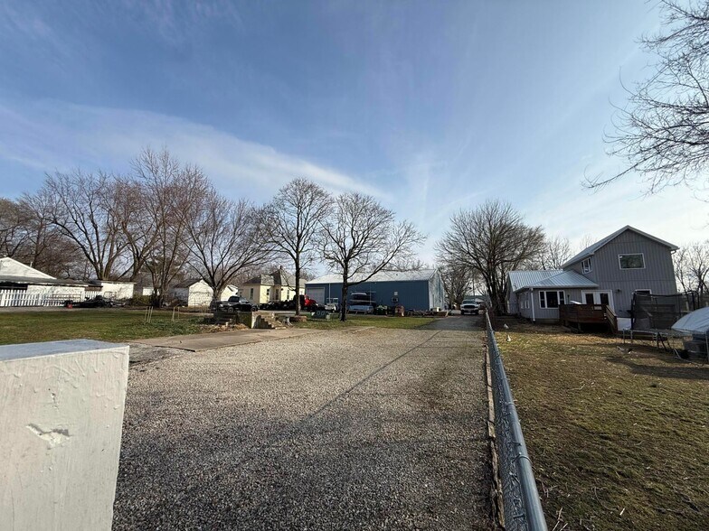 More Photos Of 615 W Benton St, Buffalo Flex For Sale