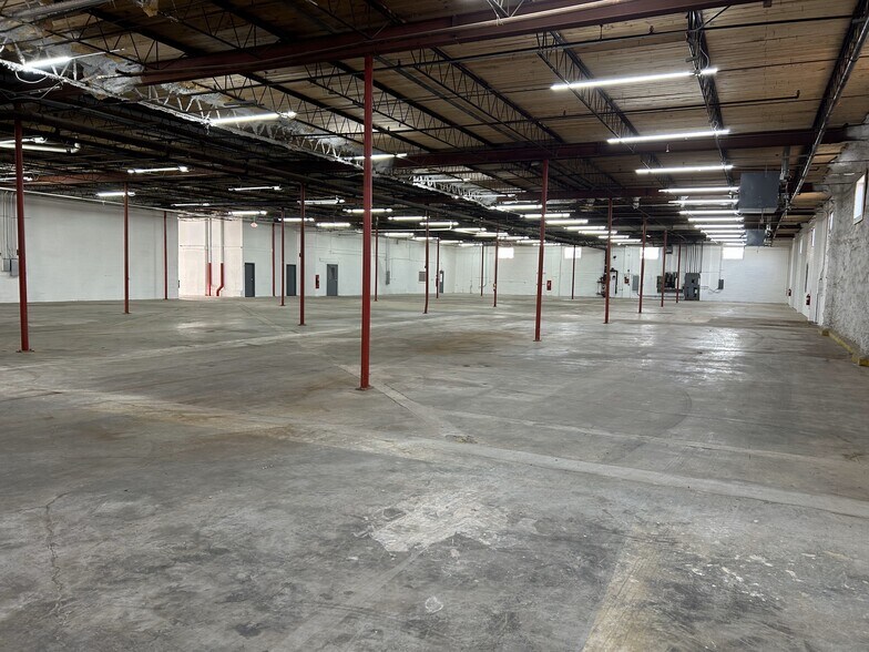 More Photos Of 1130 Oakleigh Dr, East Point Warehouse For Lease