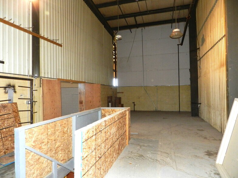 More Photos Of 2520 N River Rd, Olathe Warehouse For Sale