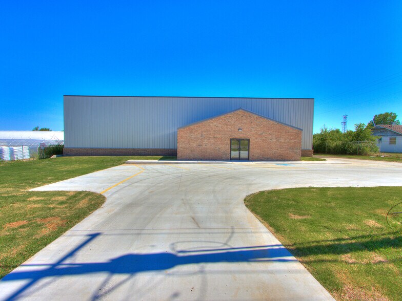 More Photos Of 18608 NE 23rd St, Harrah Light Distribution For Lease