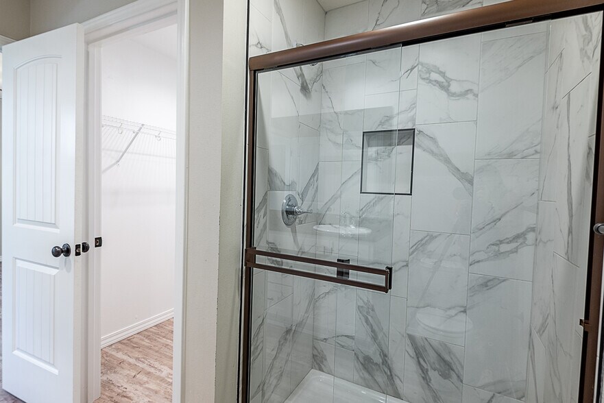 More Photos Of 1225 E Paragon, Springfield Specialty For Sale