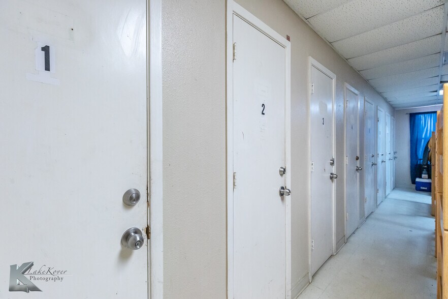 More Photos Of 1109 Oak St, Abilene Shelter For Sale