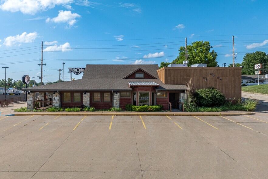 More Photos Of 3704 Faraon St, Saint Joseph Restaurant For Lease