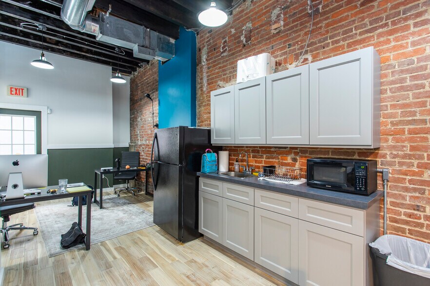 More Photos Of 319 Bainbridge St, Philadelphia Office Residential For Sale