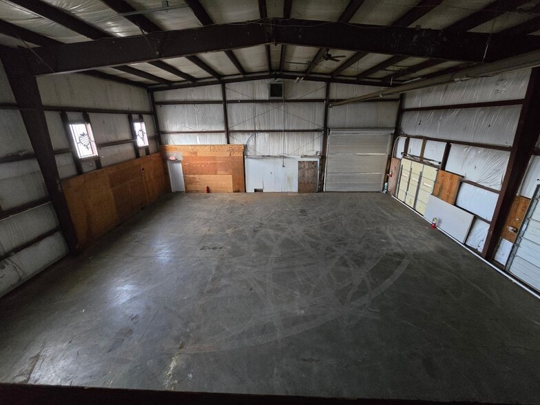 More Photos Of 14 Park Dr, Franklin Warehouse For Lease
