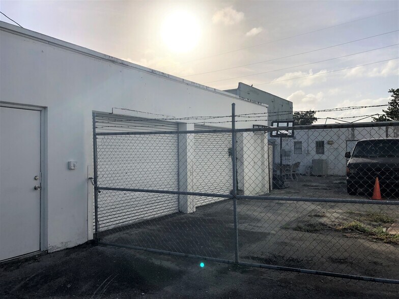 More Photos Of 923 S 21st Ave, Hollywood General Retail For Sale
