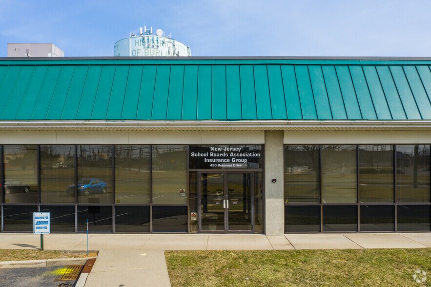 More Photos Of 450-460 Veterans Dr, Burlington Flex For Lease