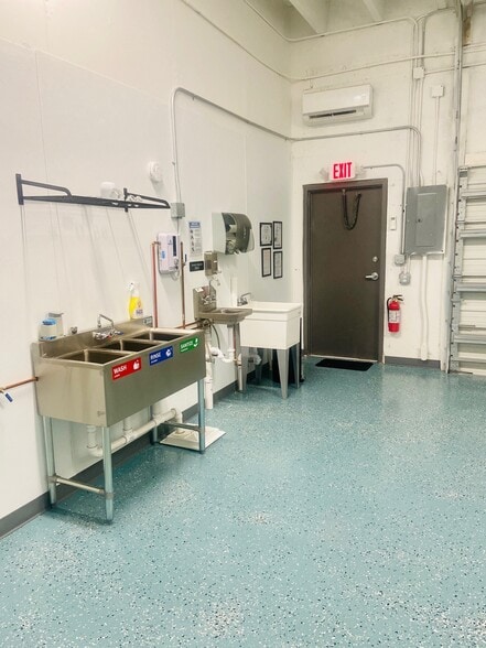 More Photos Of 1211 Okeechobee Rd, West Palm Beach Flex For Lease