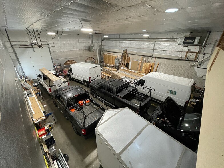 More Photos Of 2391 S Main St, Waterbury Showroom For Lease