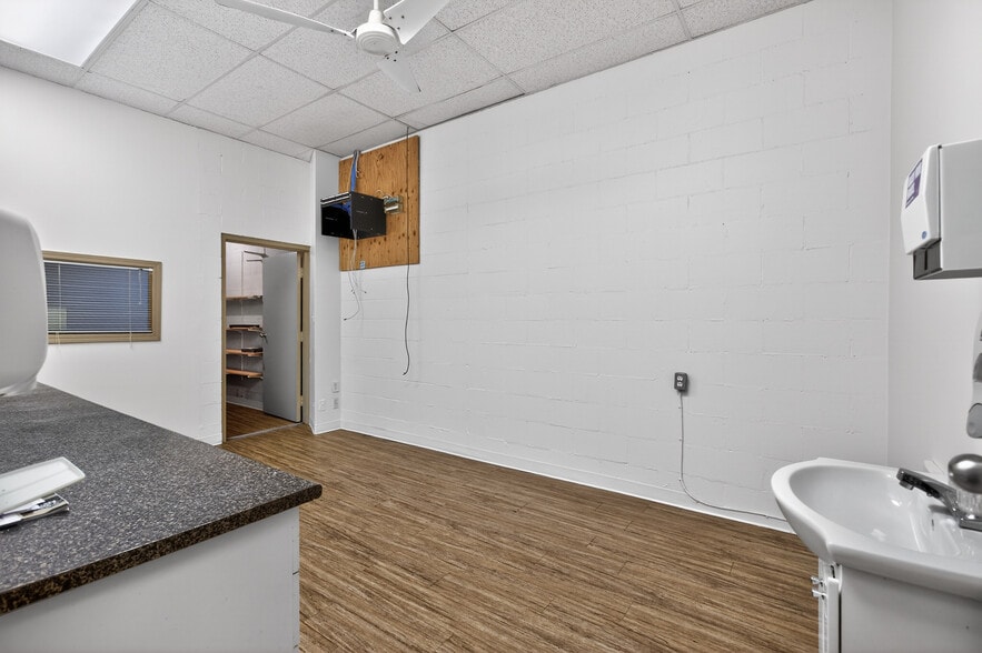 More Photos Of 439-441 E Hastings st, Vancouver Flex For Lease