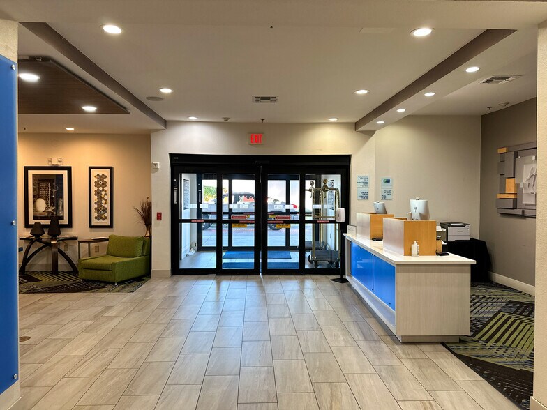 More Photos Of 601 N Sonoma Trl, Ennis Hotel For Sale