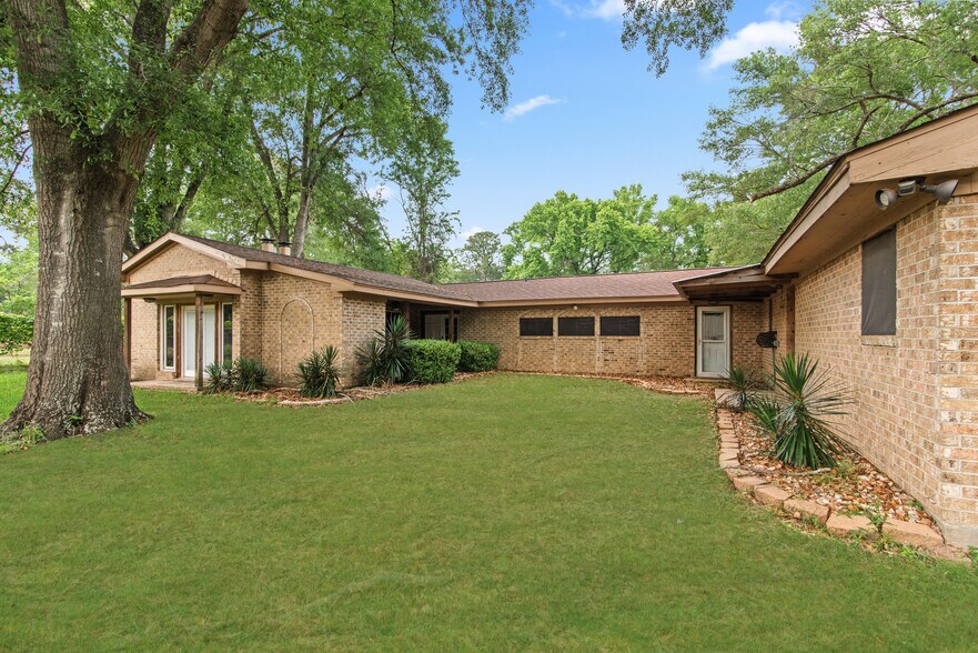 More Photos Of 18222 W FM 1097 Rd, Montgomery Flex For Lease