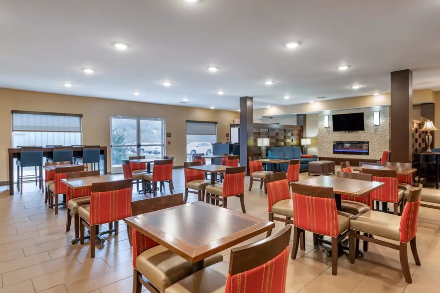 More Photos Of 10 Country Dr, Wilder Hotel For Sale