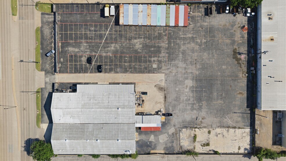 More Photos Of 1824 N 1st St, Garland Warehouse For Lease