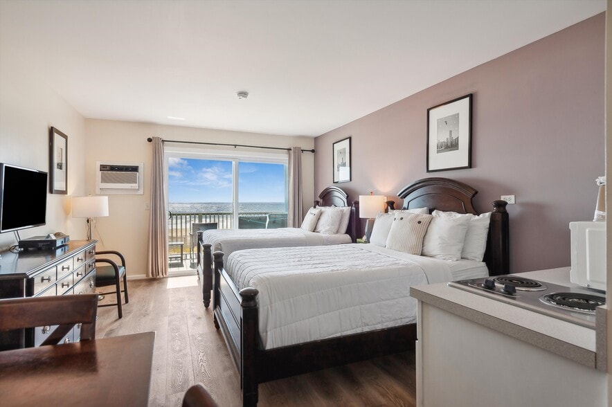 More Photos Of 84 S Emerson Ave, Montauk Hotel For Sale