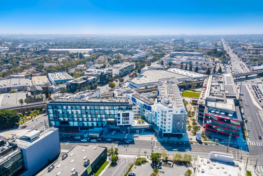 Primary Photo Of 8900 Venice Blvd, Culver City General Retail For Lease