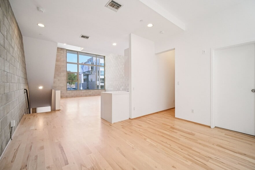More Photos Of 717 N Highland Ave, Los Angeles Flex For Sale
