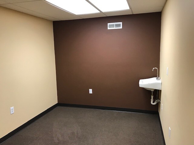 More Photos Of 23 State Route 31 N, Pennington Office For Lease