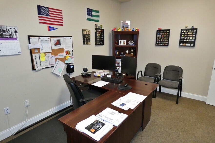 More Photos Of 10 W Main St, Lancaster Flex For Lease