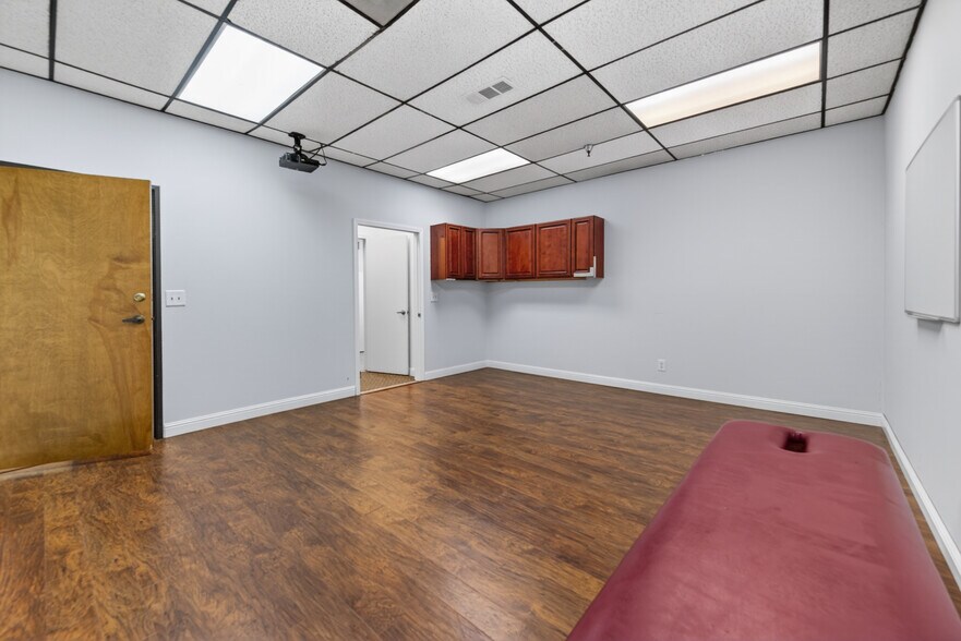 More Photos Of 4125 Market St, Ventura Light Manufacturing For Sale