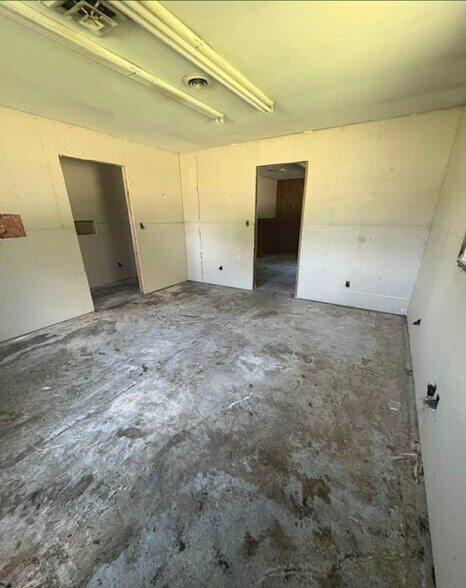 More Photos Of 7837 IL-37, Benton Light Distribution For Sale