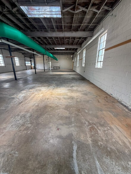 More Photos Of 512 Pershing Rd, Raleigh Warehouse For Lease