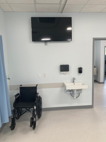 More Photos Of 6637 Gunn Hwy, Tampa Medical For Sale