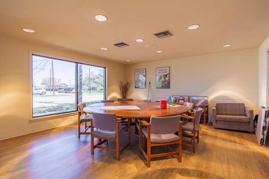 More Photos Of 703 Commerce St, Refugio Office For Sale