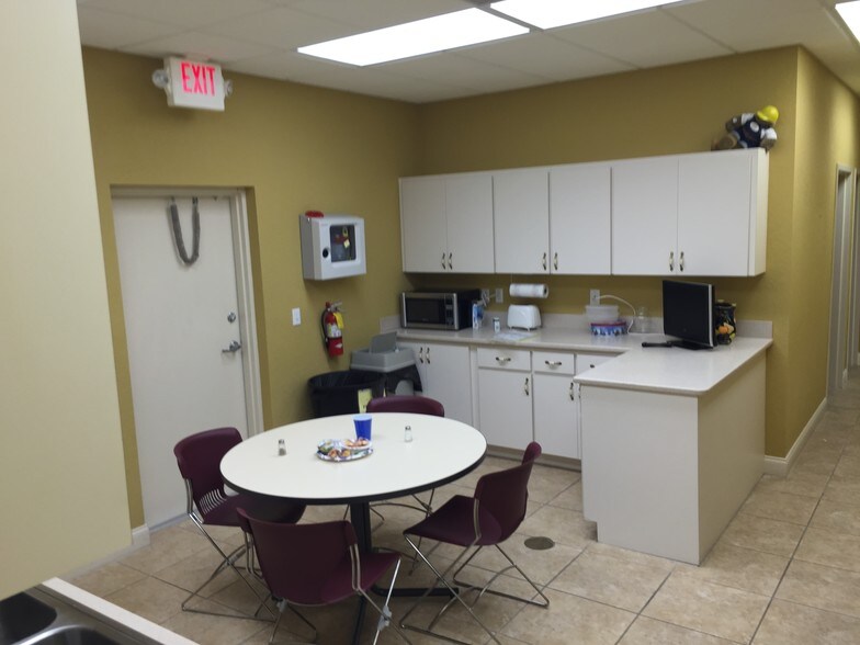More Photos Of 5470-5476 Lithia Pinecrest Rd, Lithia Medical For Lease