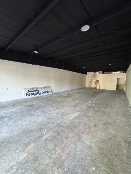 More Photos Of 3200-3206 S West Shore Blvd, Tampa Storefront For Lease
