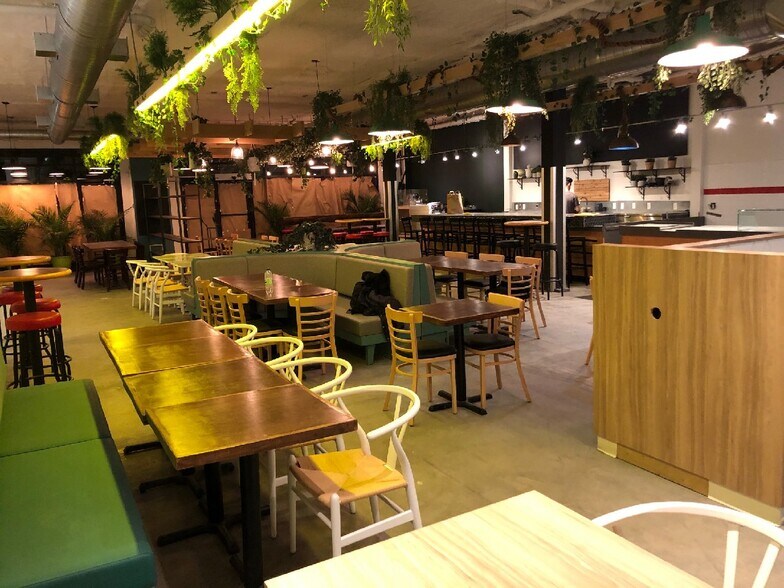 More Photos Of 5329 Av Du Parc, Montréal Storefront Retail Residential For Sale