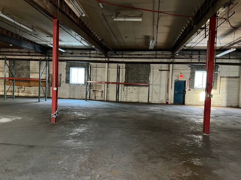 More Photos Of 122 E Railroad Ave, West Haverstraw Showroom For Lease