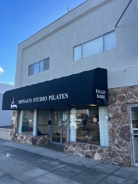 More Photos Of 22026-22030 Ventura Blvd, Woodland Hills Storefront Retail Office For Lease