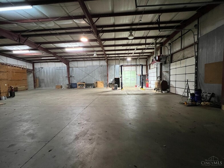 More Photos Of 885 Ohio Pike, Cincinnati Showroom For Lease