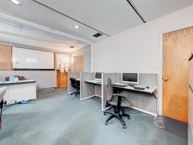 More Photos Of 21 Middle Tpke E, Manchester Medical For Sale