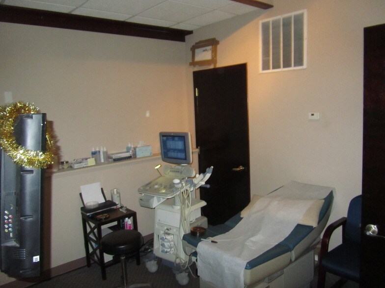 More Photos Of 1 Tiffany Pt, Bloomingdale Medical For Sale