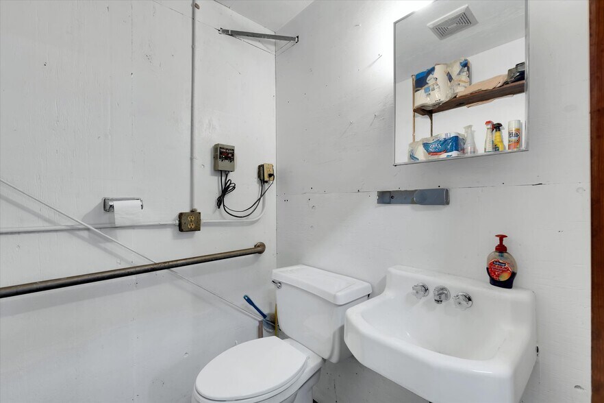 More Photos Of 609 Fair St, Anderson Industrial For Sale