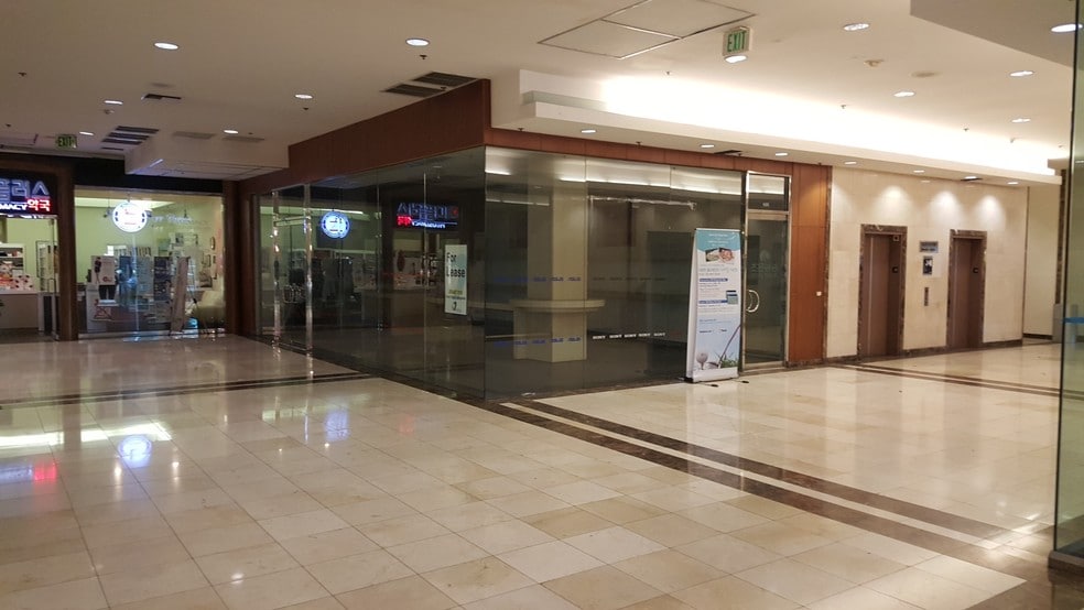 More Photos Of 3680 Wilshire Blvd, Los Angeles Health Club For Lease